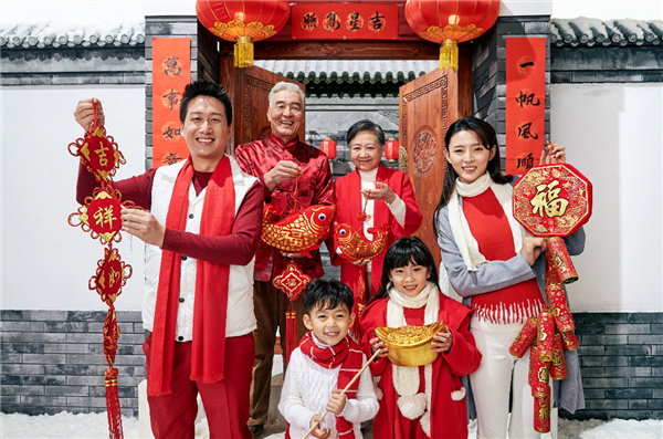 必备！哈趣投影带你畅享大屏年味九游会j9登陆2025春晚直播(图4)